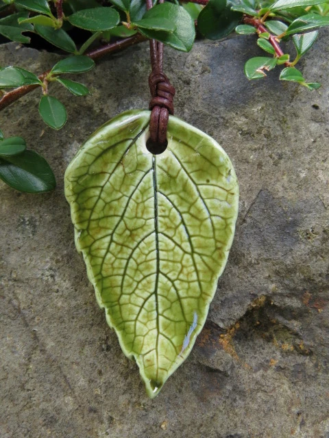 Wisior ceramiczny z liściem melisy – ceramiczny zielnik