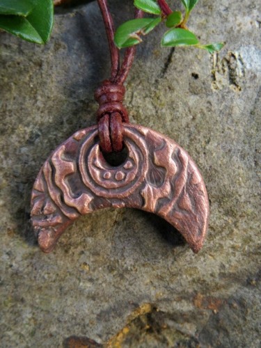 Lunula – ceramiczny wisior w miedzi - słowiański amulet