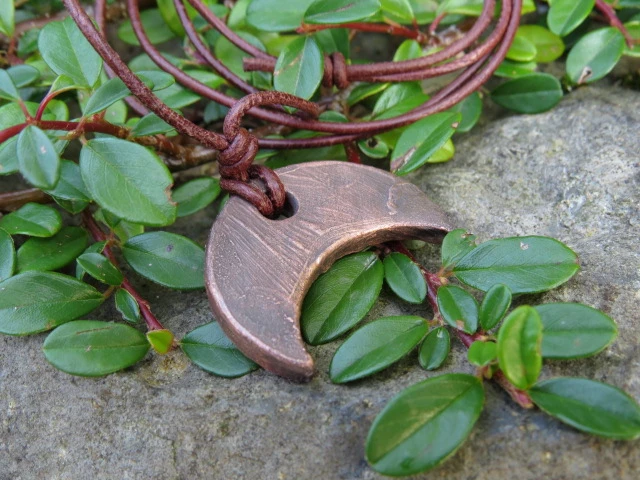 Lunula – ceramiczny wisior w miedzi - słowiański amulet