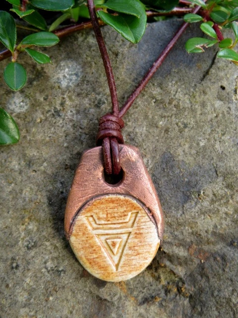 Symbol Welesa – ceramiczny amulet w miedzi - biżuteria słowiańska