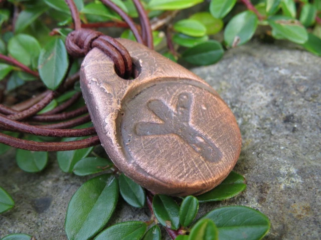Algiz – ceramiczny wisior w miedzi - amulet z runą
