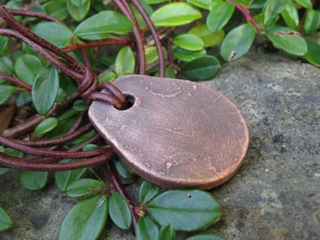 Algiz – ceramiczny wisior w miedzi - amulet z runą