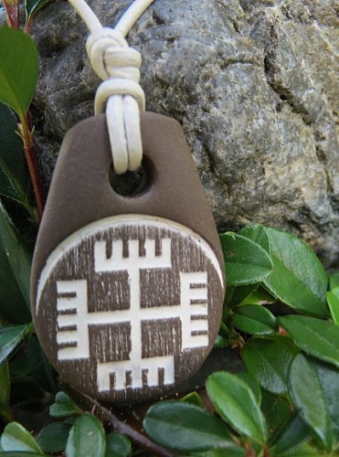 Ręce Boga – ceramiczny wisior – słowiański amulet ochronny