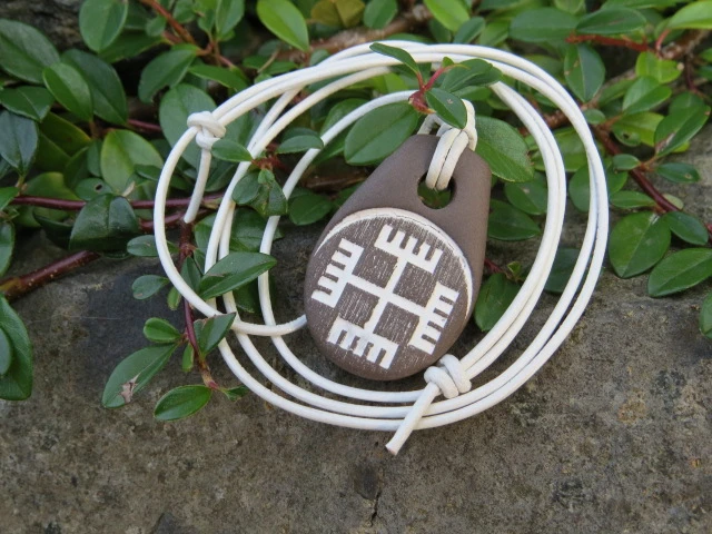 Ręce Boga – ceramiczny wisior – słowiański amulet ochronny