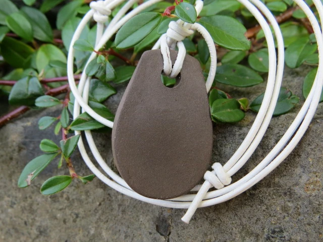 Ręce Boga – ceramiczny wisior – słowiański amulet ochronny