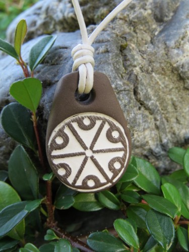Symbol Peruna – wisior z ciemnej gliny - ceramika