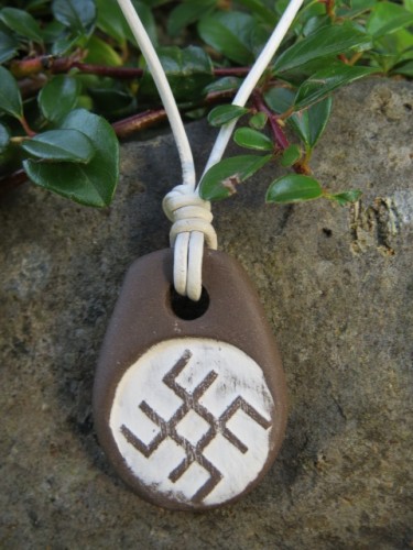 Wisior Swaróg – słowiański amulet ceramiczny