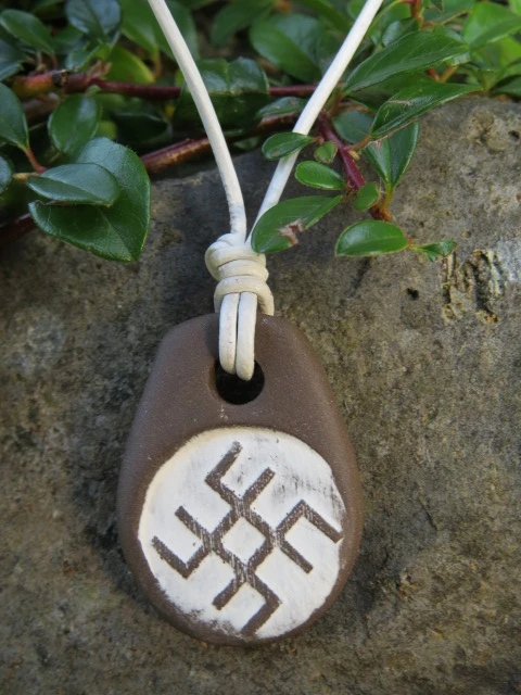 Wisior Swaróg – słowiański amulet ceramiczny