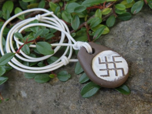 Wisior Swaróg – słowiański amulet ceramiczny