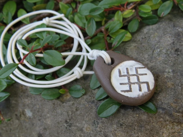 Wisior Swaróg – słowiański amulet ceramiczny