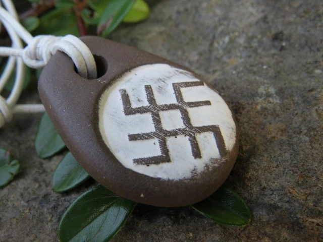 Wisior Swaróg – słowiański amulet ceramiczny