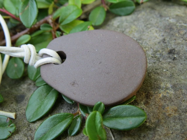 Wisior Swaróg – słowiański amulet ceramiczny