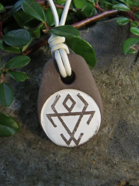 Wisior Czarnobóg – ceramiczny amulet słowiański