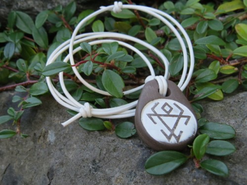 Wisior Czarnobóg – ceramiczny amulet słowiański