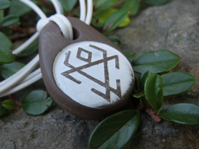 Wisior Czarnobóg – ceramiczny amulet słowiański