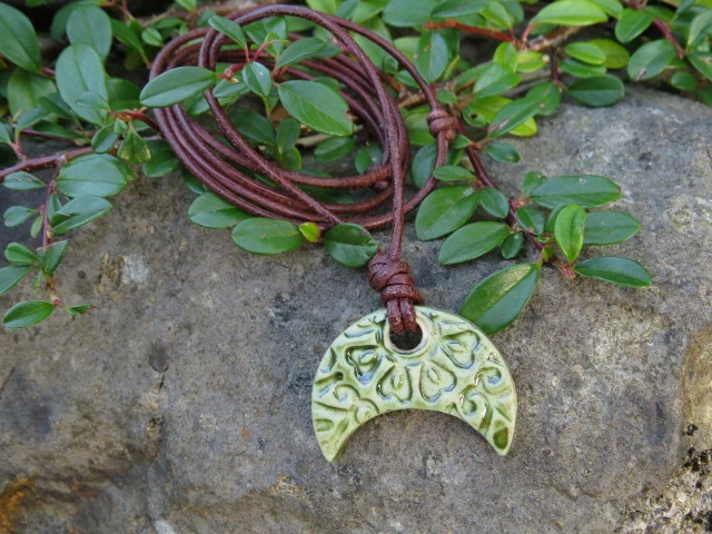 Wisior ceramiczny Lunula – amulet słowiański, ręcznie robiony