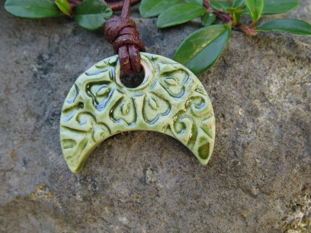 Wisior ceramiczny Lunula – amulet słowiański, ręcznie robiony
