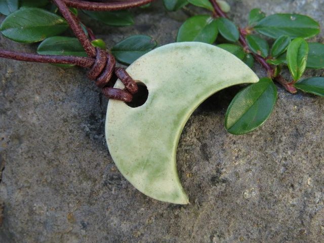 Wisior ceramiczny Lunula – amulet słowiański, ręcznie robiony