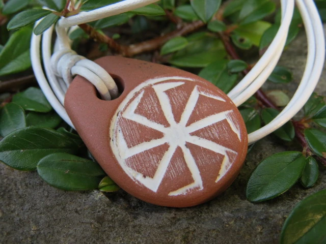 Swarga – ceramiczny wisior z czerwonej gliny
