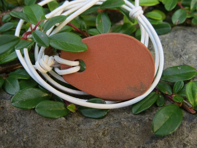 Swarga – ceramiczny wisior z czerwonej gliny