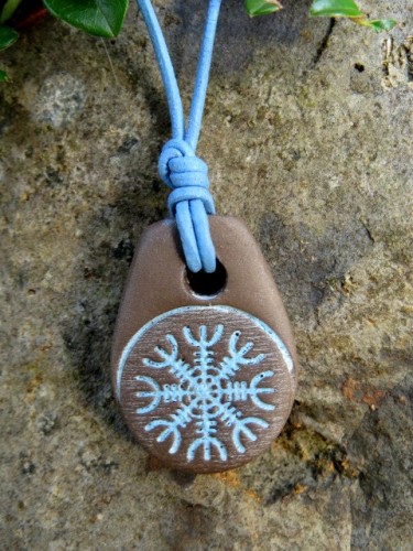 Aegishjalmur -Tarcza Algizowa - wisior z ceramiki - amulet ochronny