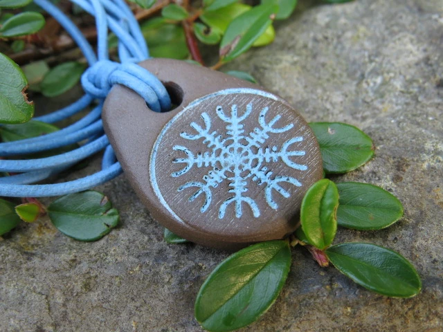 Aegishjalmur -Tarcza Algizowa - wisior z ceramiki - amulet ochronny