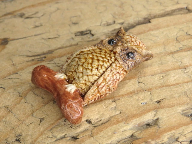 Ceramiczny magnes Sowa – rękodzieło
