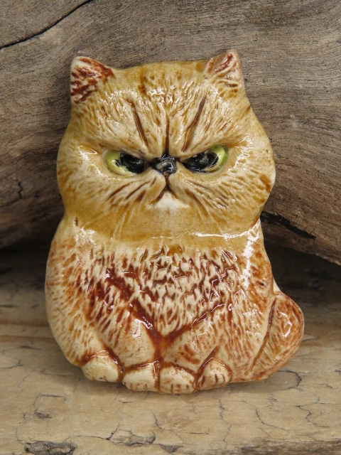 Ceramiczny magnes kot – rękodzieło