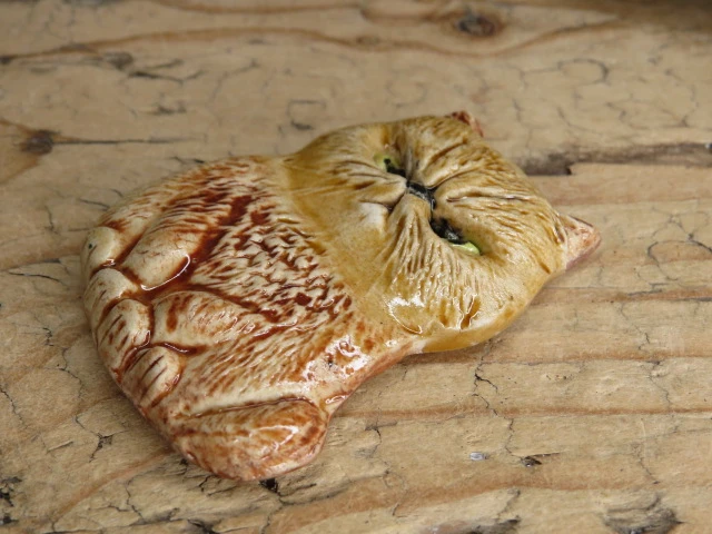 Ceramiczny magnes kot – rękodzieło