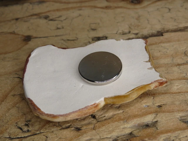 Ceramiczny magnes kot – rękodzieło