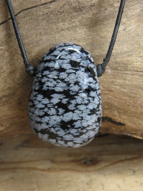 obsydian śnieżny * amulet ochronny na rzemieniu
