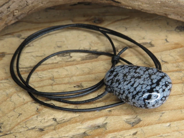 obsydian śnieżny * amulet ochronny na rzemieniu
