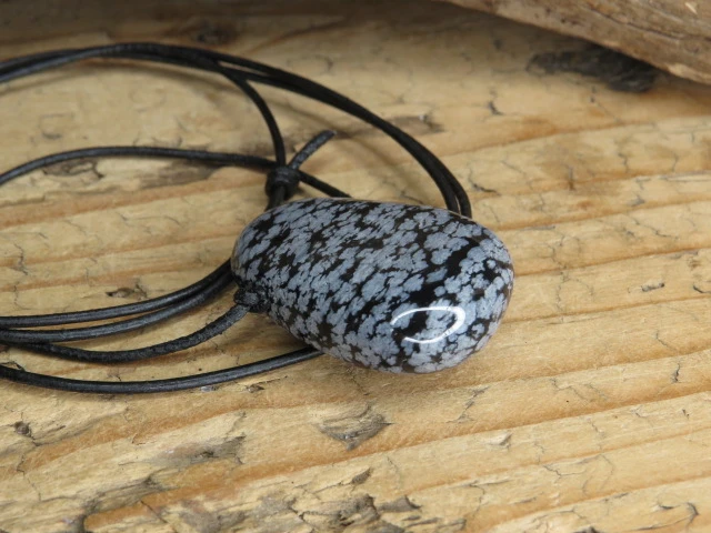 obsydian śnieżny * amulet ochronny na rzemieniu