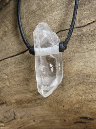 kryształ górski na rzemieniu - amulet ochrona i energia