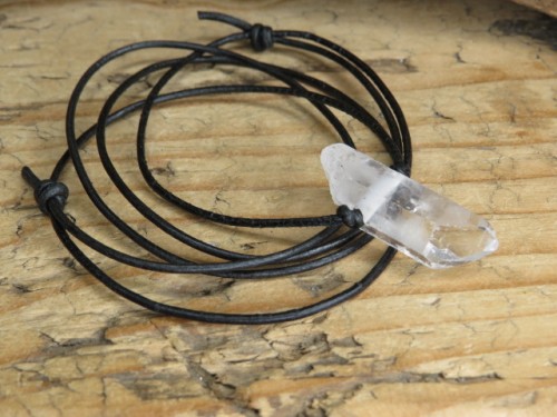 kryształ górski na rzemieniu - amulet ochrona i energia