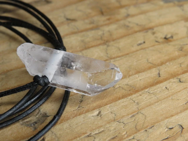 kryształ górski na rzemieniu - amulet ochrona i energia