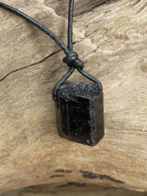 czarny turmalin * amulet ochronny na rzemieniu