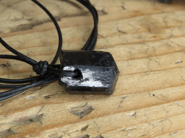 czarny turmalin * amulet ochronny na rzemieniu