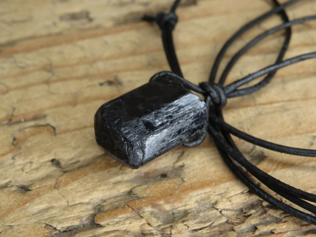 czarny turmalin * amulet ochronny na rzemieniu