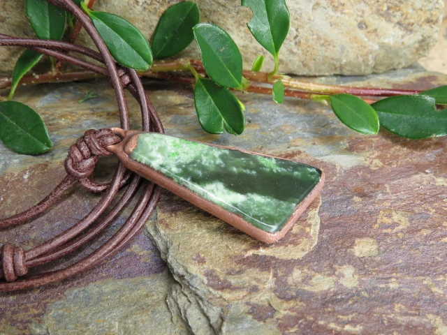 Nefryt w miedzi – wisior miedziany na rzemieniu – amulet harmonii i pomyślności