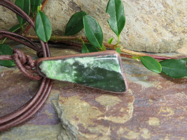 Nefryt w miedzi – wisior miedziany na rzemieniu – amulet harmonii i pomyślności