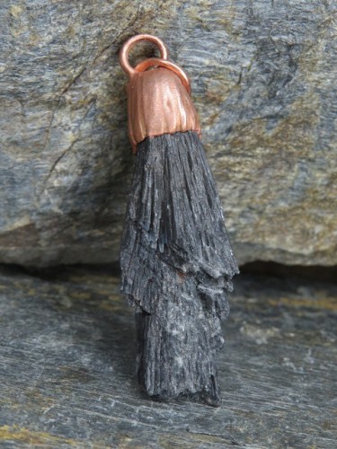dysten czarny - cjanit wisior w miedzi - amulet ochronny