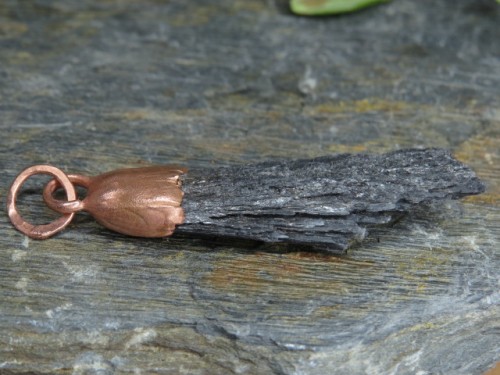 dysten czarny - cjanit wisior w miedzi - amulet ochronny