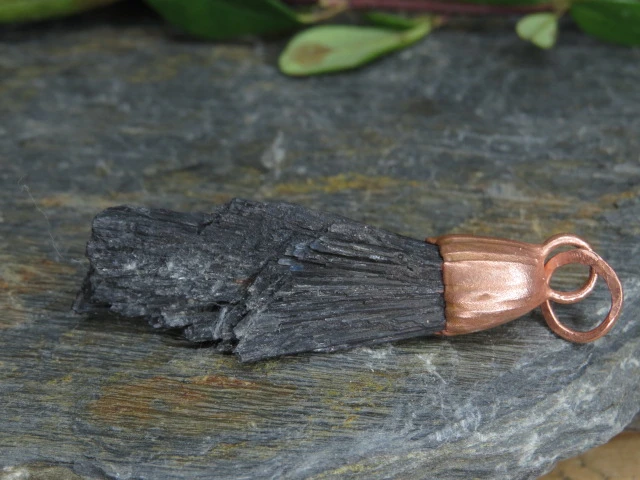 dysten czarny - cjanit wisior w miedzi - amulet ochronny