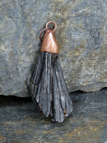 dysten czarny - cjanit wisior w miedzi - amulet ochronny