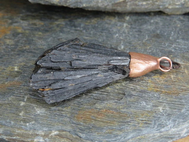 dysten czarny - cjanit wisior w miedzi - amulet ochronny