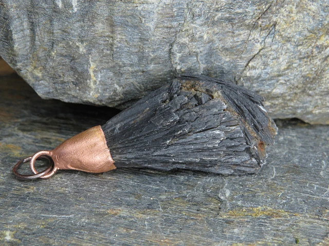 dysten czarny - cjanit wisior w miedzi - amulet ochronny