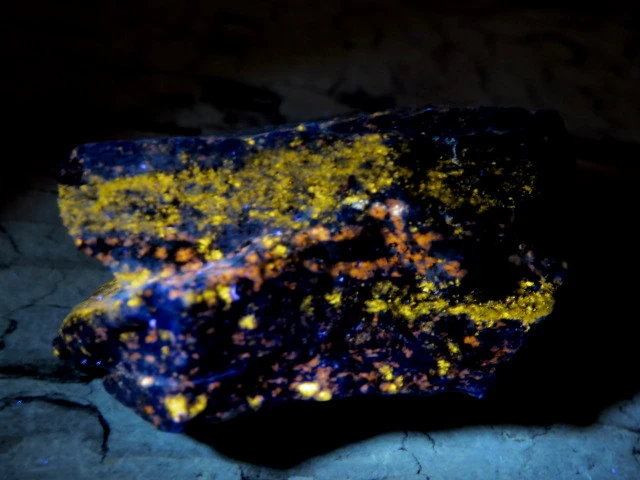 Lapis lazuli hackmannit piryt UV