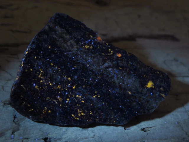 Lapis lazuli hackmannit piryt UV