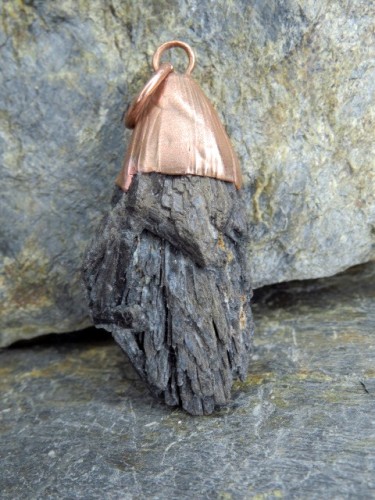 dysten czarny - cjanit wisior w miedzi - amulet ochronny
